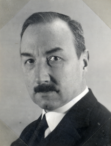 221994 Portret van dr. J.H.C. van den Berg, geboren 1885, referendaris bij de Gemeentesecretarie te Utrecht en ...